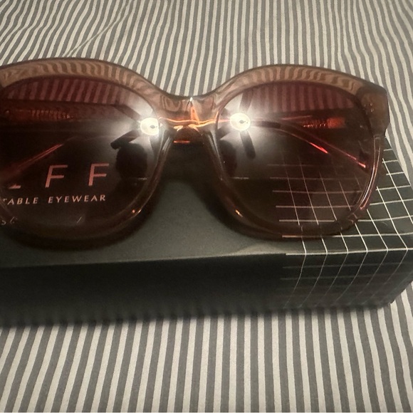 COPY - COPY - DIFF Maya Sunglasses - Picture 3 of 5